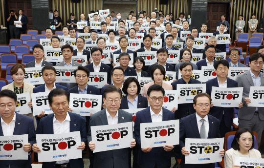 이재명 더불어민주당 대표와 박광온 원내대표 등이 24일 국회에서 열린 긴급 의원총회에서 일본 정부의 후쿠시마 오염수 방류를 규탄하는 피케팅을 하고 있다. 연합뉴스.